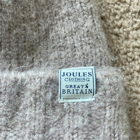 Joules ‘toasty’ beanie in Oat color with faux fur bobble OS - Picture 3 of 7